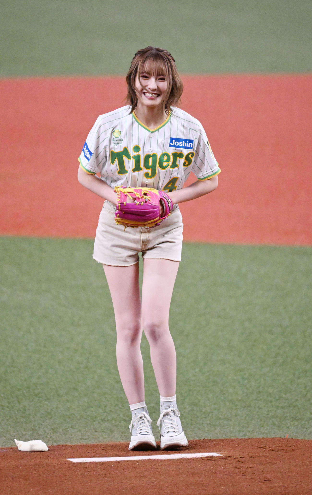 阪神対ヤクルト　始球式を務めるNMB48の小嶋花梨（撮影・和賀正仁）