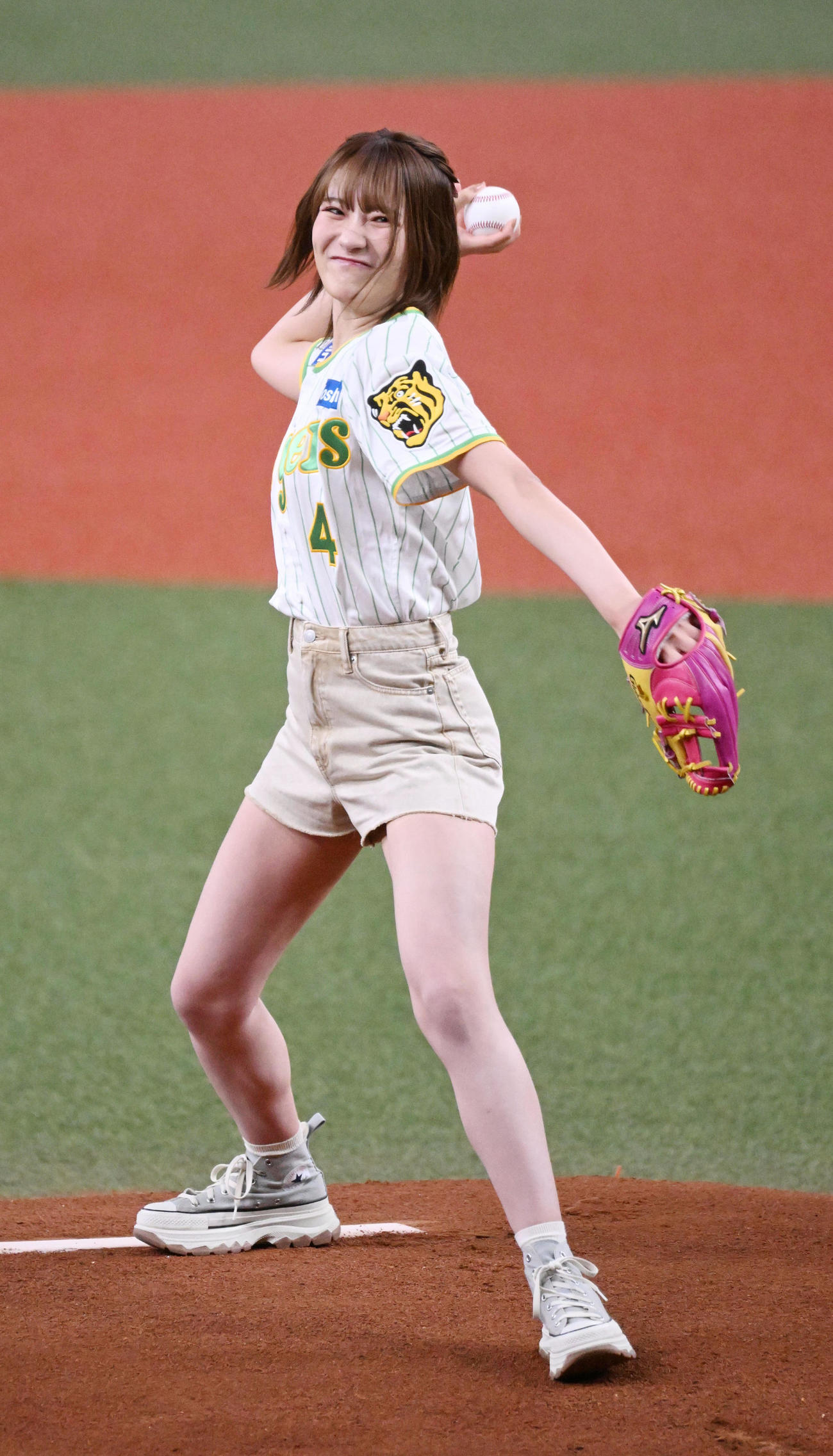 阪神対ヤクルト　始球式を務めるNMB48の小嶋花梨（撮影・和賀正仁）