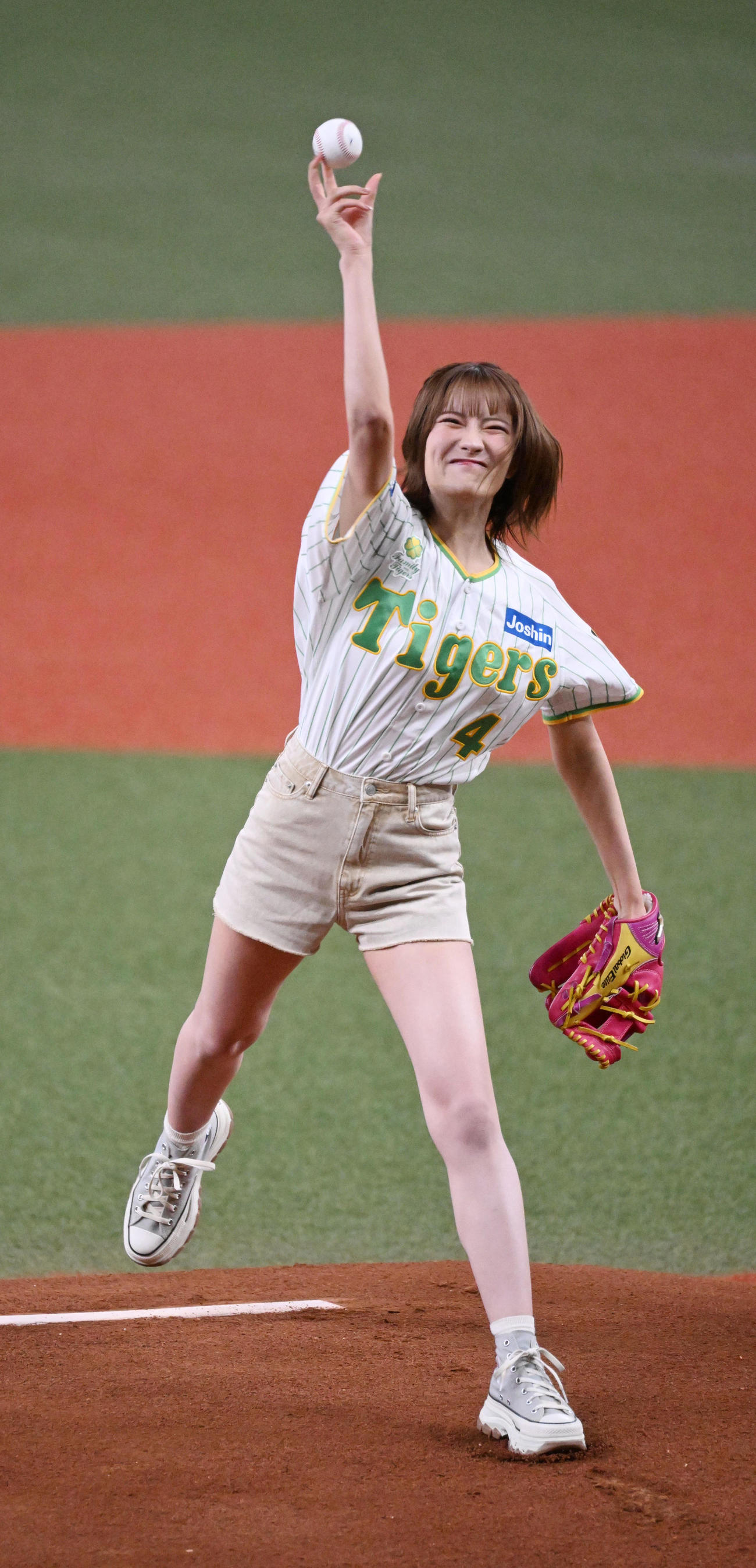 阪神対ヤクルト　始球式を務めるNMB48の小嶋花梨（撮影・和賀正仁）