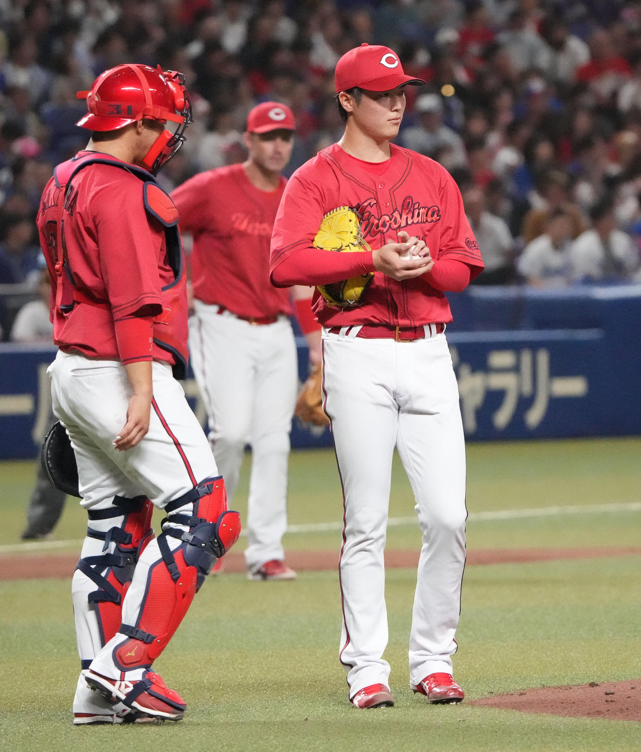 中日対広島　1回裏中日無死一、二塁、広島先発の森下（右）のもとに集まる広島ナイン（撮影・森本幸一）
