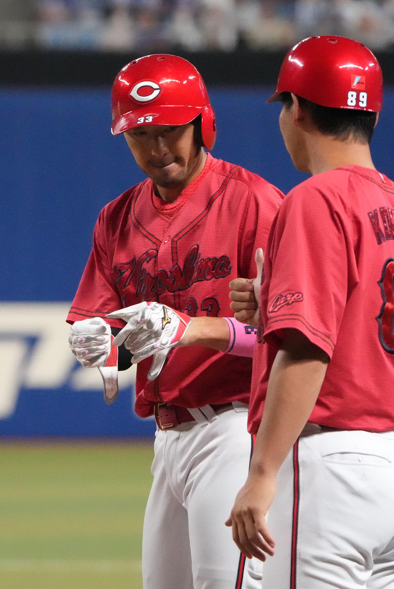 中日対広島　7回表広島2死一塁、右前安打を放った菊池（左）（撮影・森本幸一）