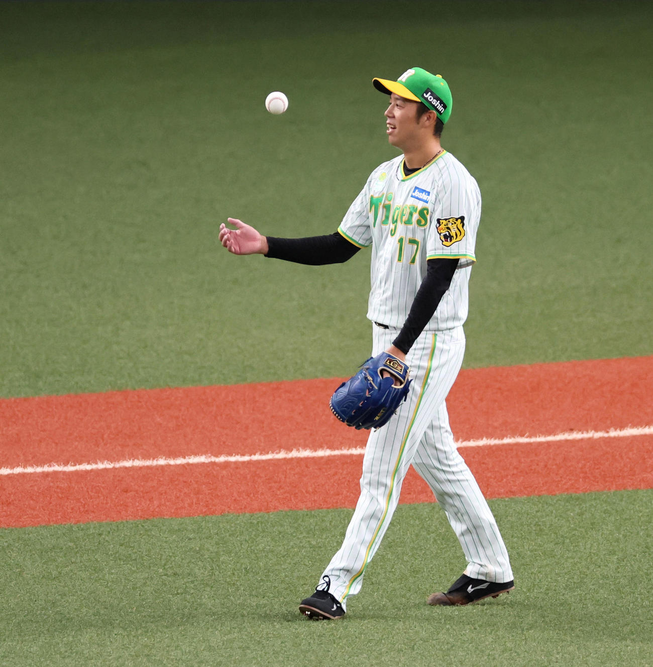 阪神対ヤクルト　2回表ヤクルト2死満塁、青柳サイスニードに押し出し与四球（撮影・加藤哉）