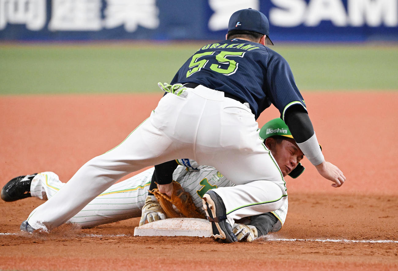 阪神対ヤクルト　3回裏阪神2死一、二塁、打者ノイジーの時、捕手がはじいた間に三塁を狙った二塁走者森下だがタッチアウトとなる、野手村上（撮影・和賀正仁）