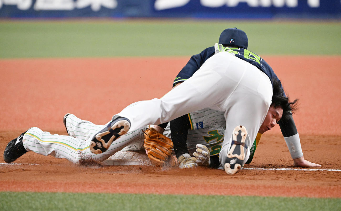 阪神対ヤクルト　3回裏阪神2死一、二塁、打者ノイジーの時、捕手がはじいた間に三塁を狙った二塁走者森下だがタッチアウトとなる、野手村上（撮影・和賀正仁）