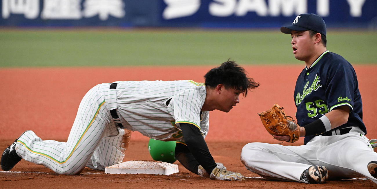 阪神対ヤクルト　3回裏阪神2死一、二塁、打者ノイジーの時、捕手がはじいた間に三塁を狙った二塁走者森下だがタッチアウトとなる、野手村上（撮影・和賀正仁）
