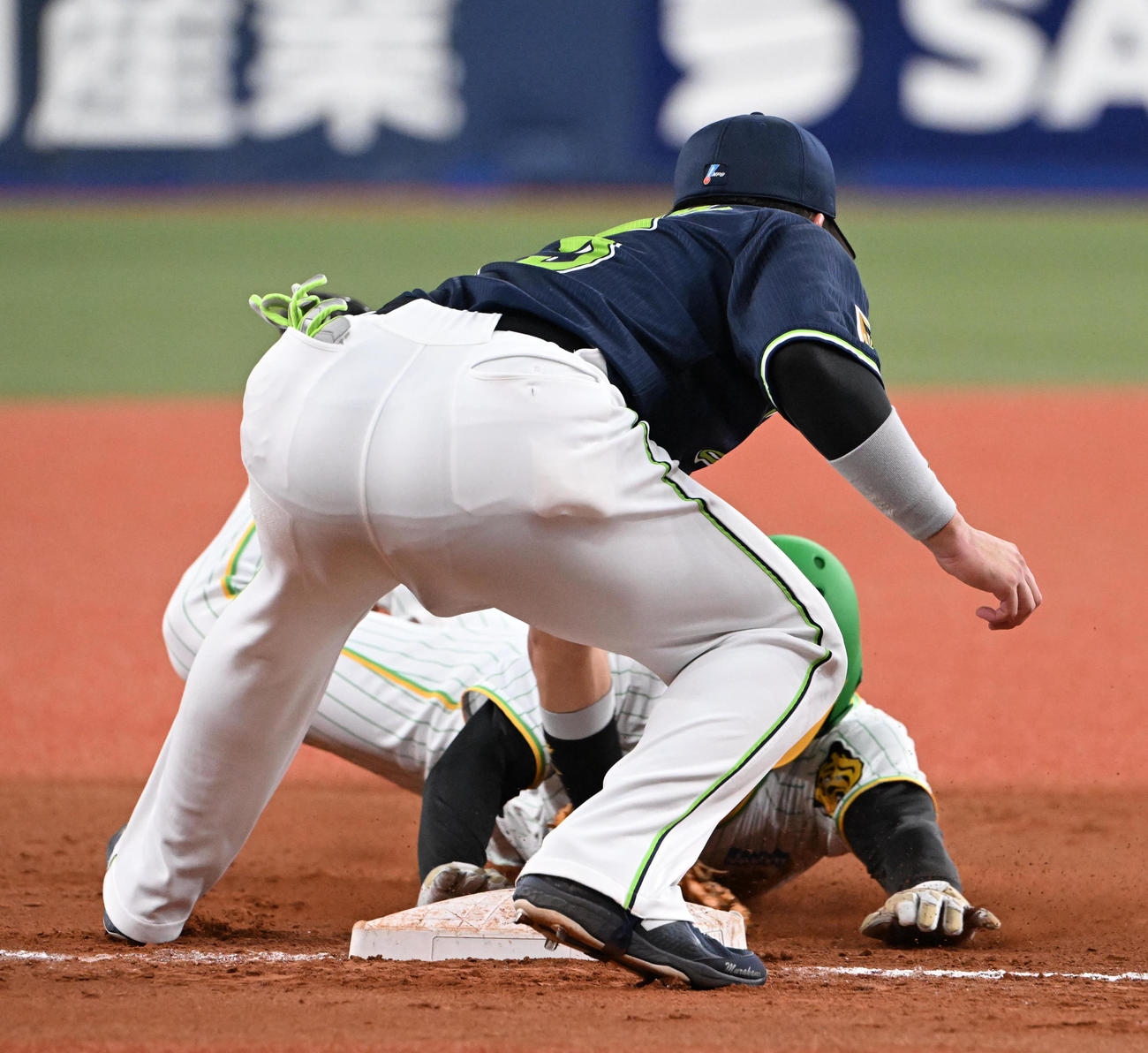 阪神対ヤクルト　3回裏阪神2死一、二塁、打者ノイジーの時、捕手がはじいた間に三塁を狙った二塁走者森下だがタッチアウトとなる、野手村上（撮影・和賀正仁）
