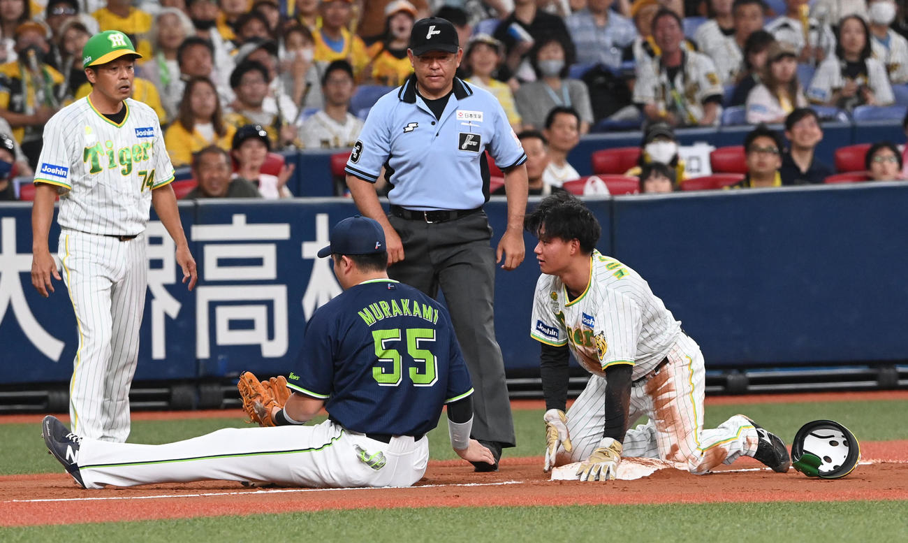 阪神対ヤクルト　3回裏阪神2死一、二塁、森下は中村が投球をはじくかんに三塁を狙うもタッチアウト（撮影・前岡正明）