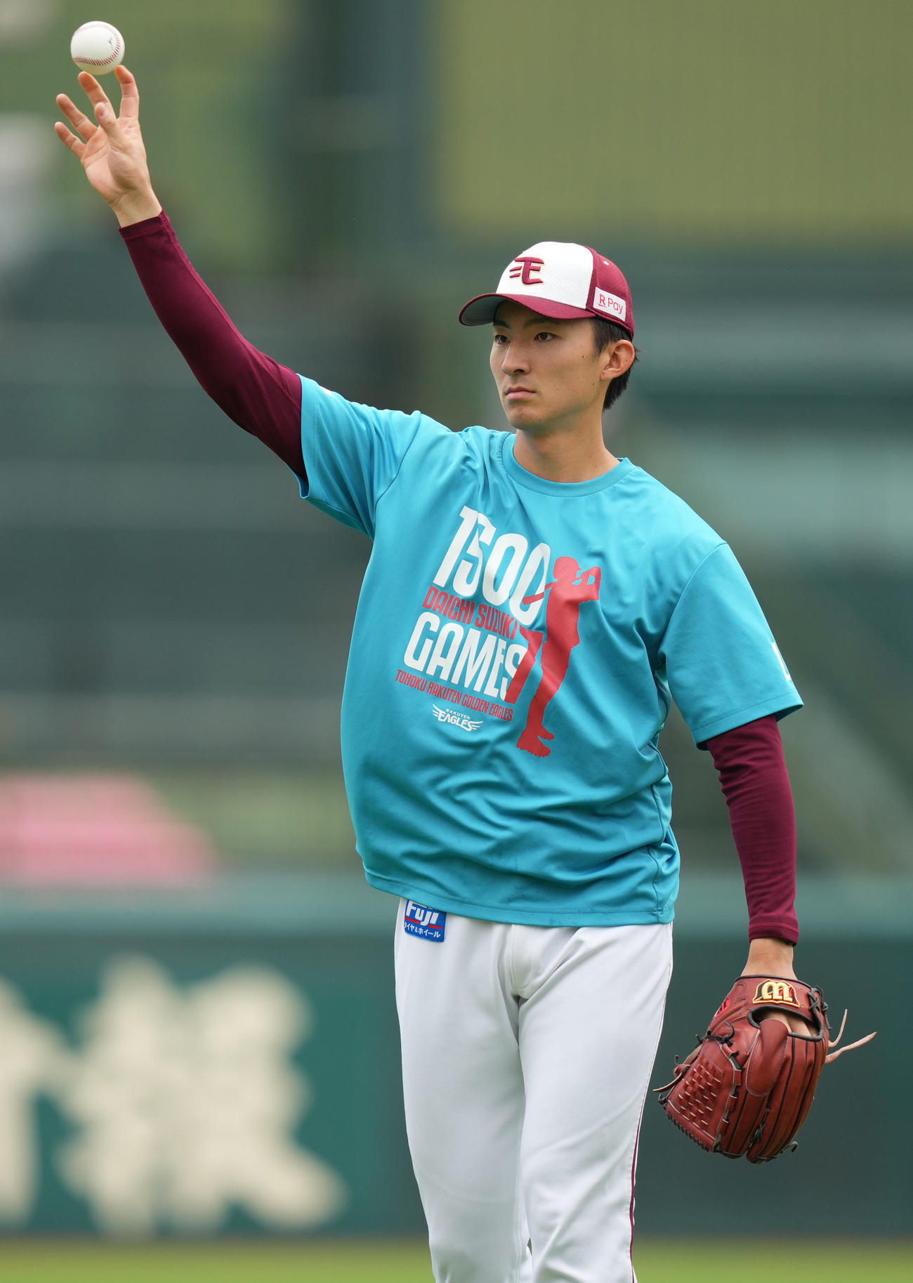 楽天対オリックス　試合前、キャッチボールをする荘司（撮影・狩俣裕三）