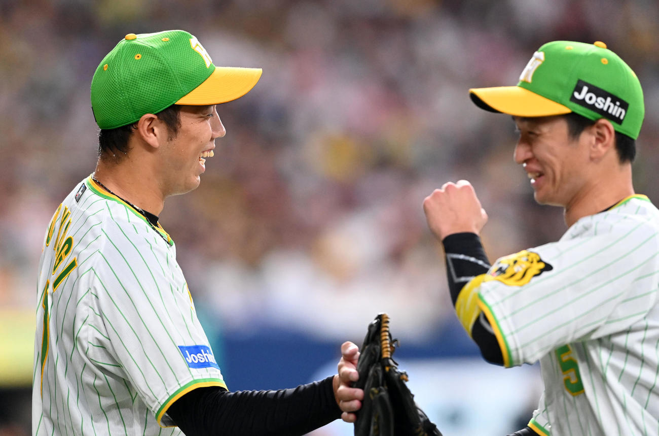 阪神対ヤクルト　1回、武岡の打球を好捕した近本（右）を笑顔で迎える青柳（撮影・前岡正明）