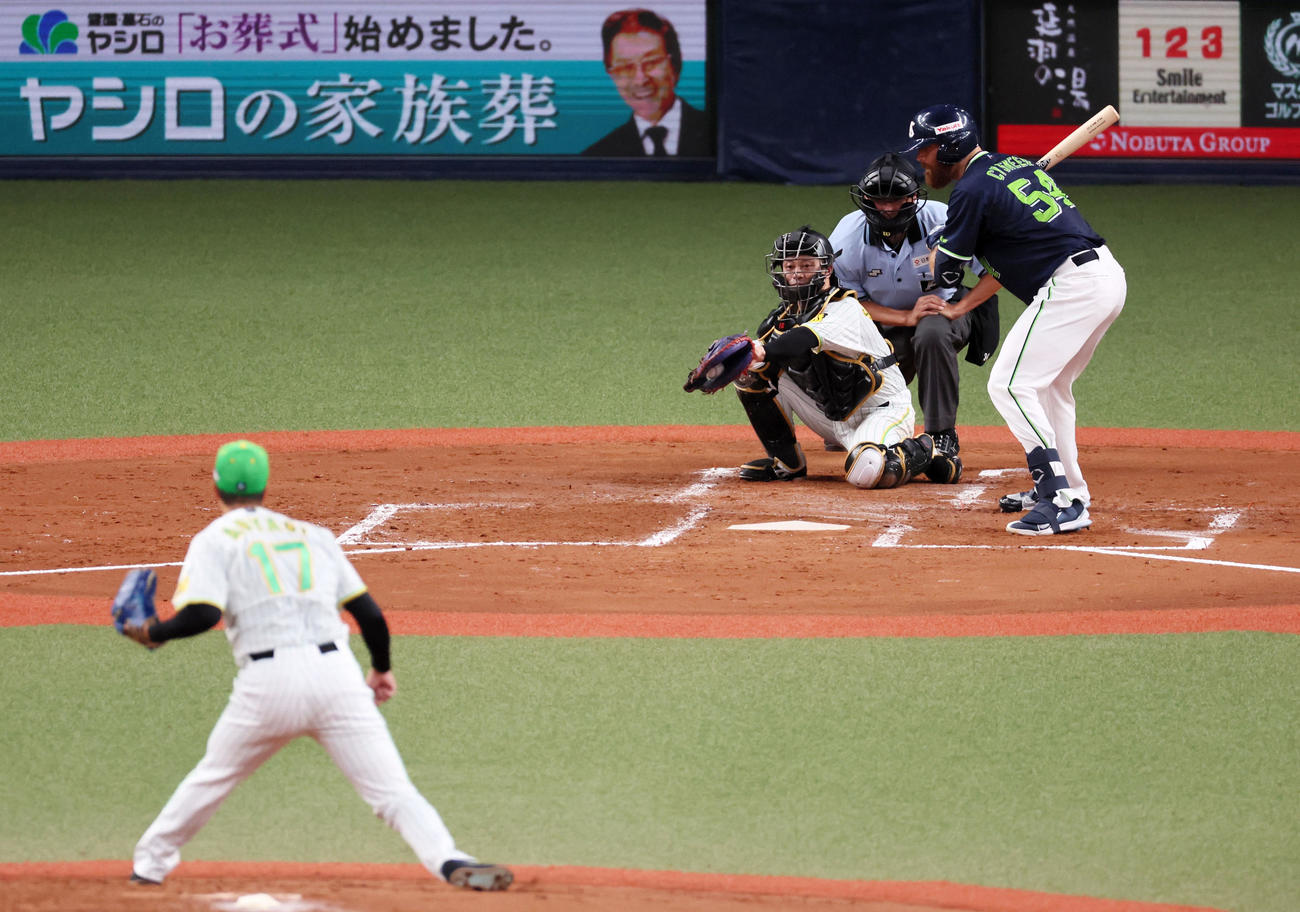 阪神対ヤクルト　2回表ヤクルト2死満塁、サイスニードは押し出しの四球を選ぶ。投手は青柳（撮影・加藤哉）