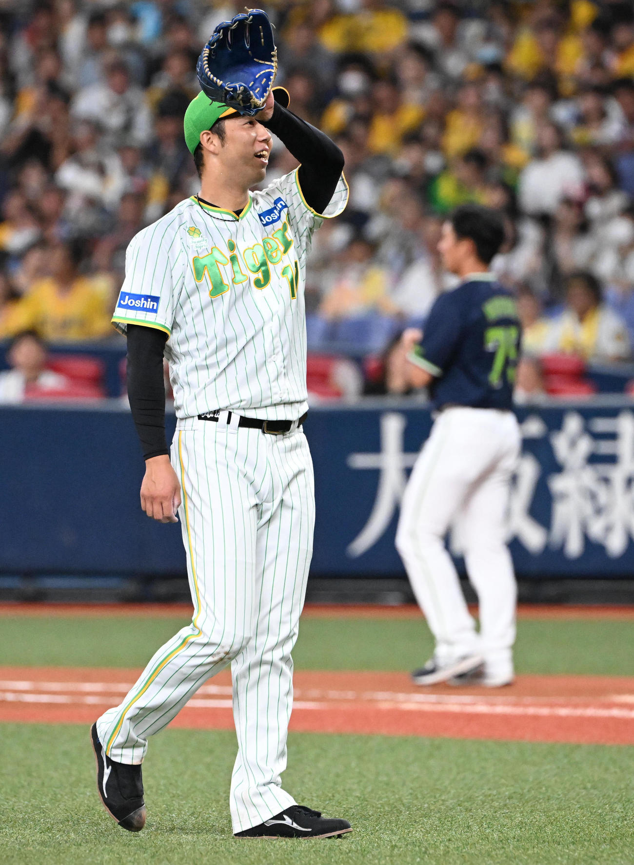 阪神対ヤクルト　2回表ヤクルト2死満塁、サイスニードに押し出し四球を出した青柳（撮影・和賀正仁）