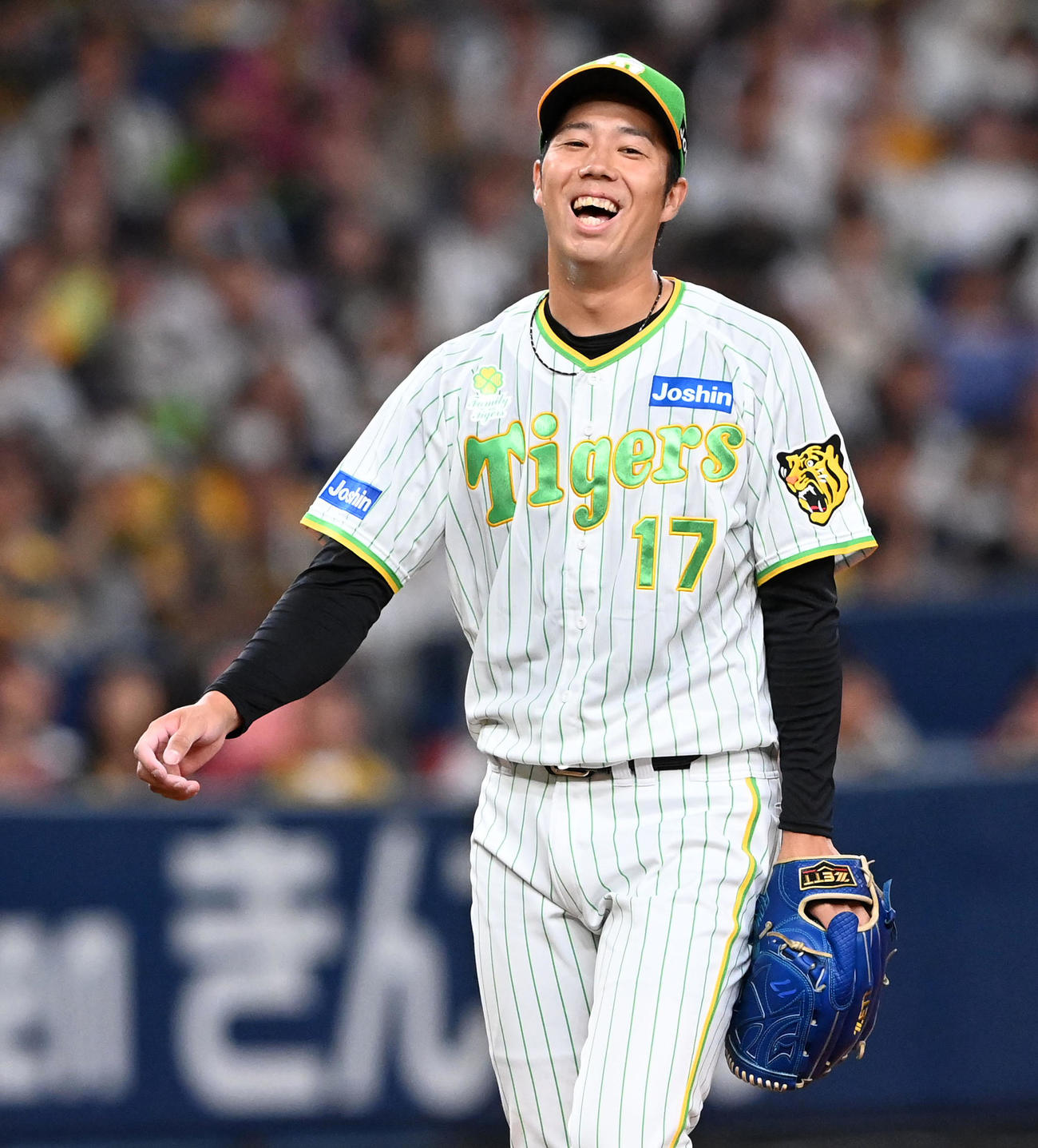 阪神対ヤクルト　2回表ヤクルト2死満塁、サイスニードの押し出し四球判定に困惑の表情を見せる阪神先発の青柳（撮影・前岡正明）