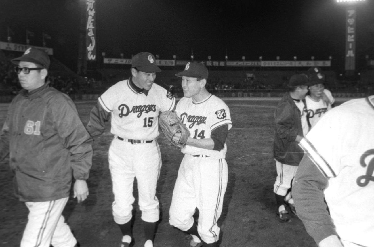 1966年、広島に勝ち中日板東英二（中央右）を迎える西沢監督