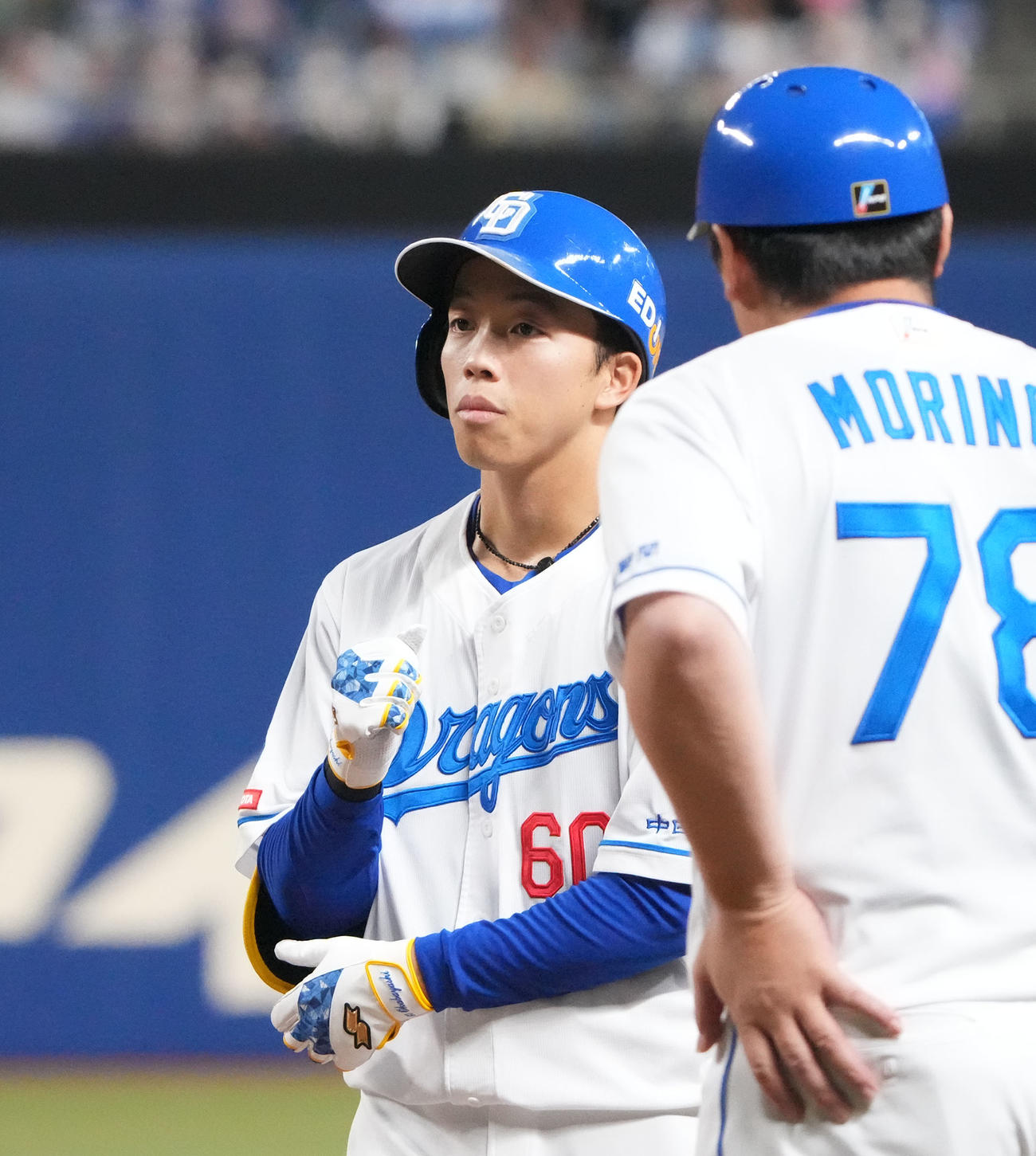 中日対広島　1回裏中日無死、右前安打を放った岡林（左）（撮影・森本幸一）