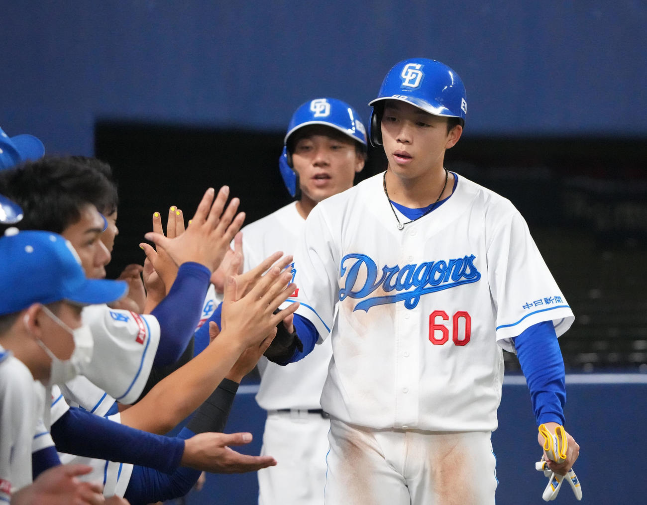 中日対広島　1回裏中日無死二、三塁、細川の先制2点適時二塁打で生還しタッチを交わす岡林（右）と大島（撮影・森本幸一）