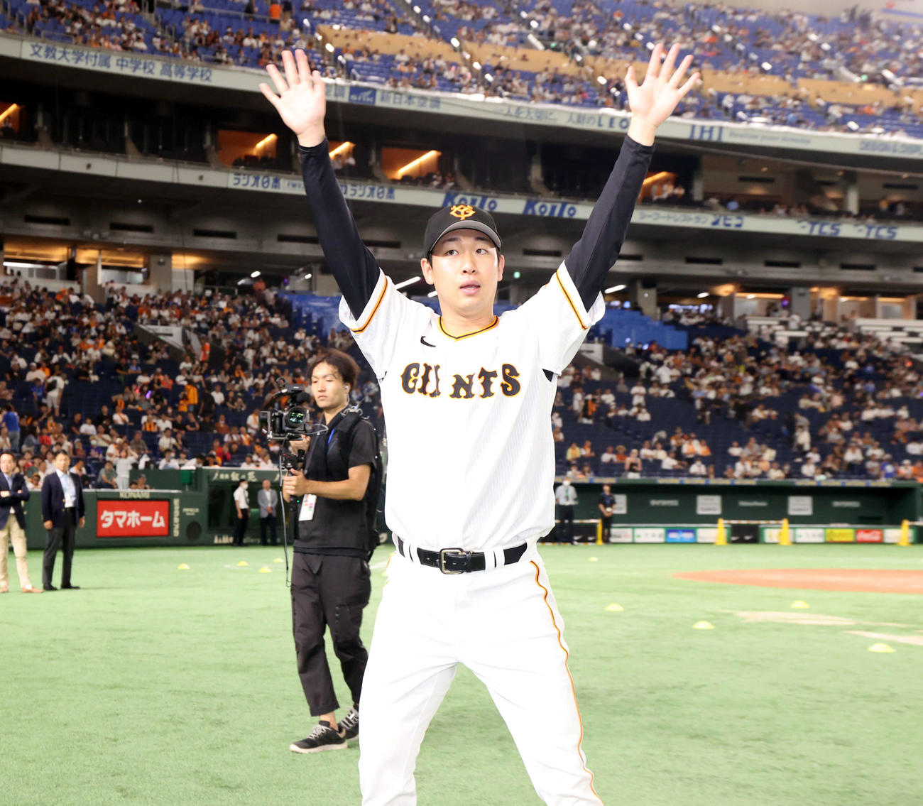 巨人対DeNA 9勝目を挙げた巨人山崎伊は、スタンドの声援に両手を広げてこたえる（撮影・浅見桂子）