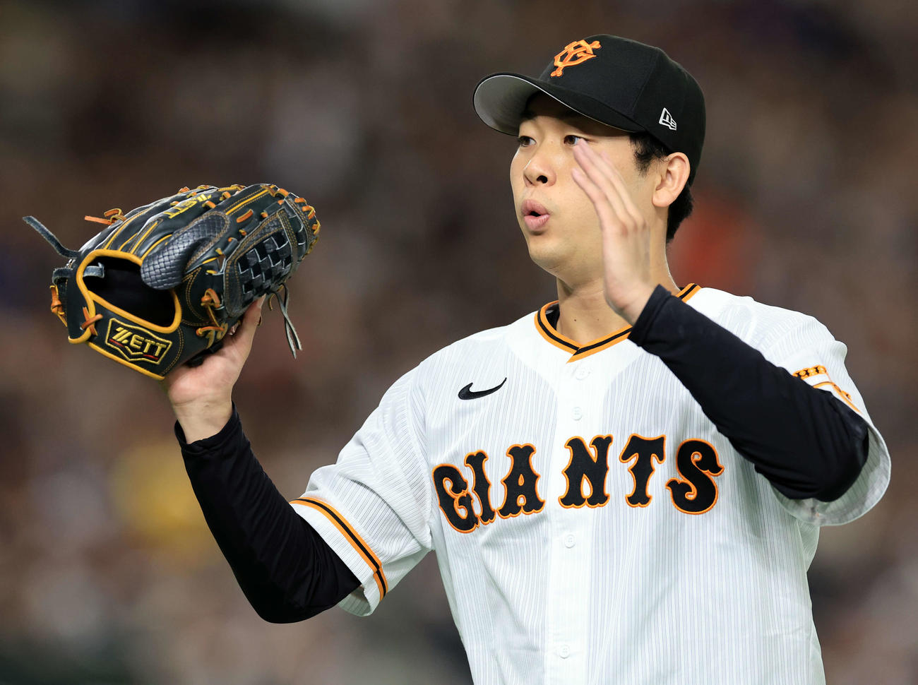 巨人対DeNA 8回表DeNA2死、打者佐野を迎える前、山崎伊は降板となり両手を広げるポーズで引き揚げる（撮影・浅見桂子）