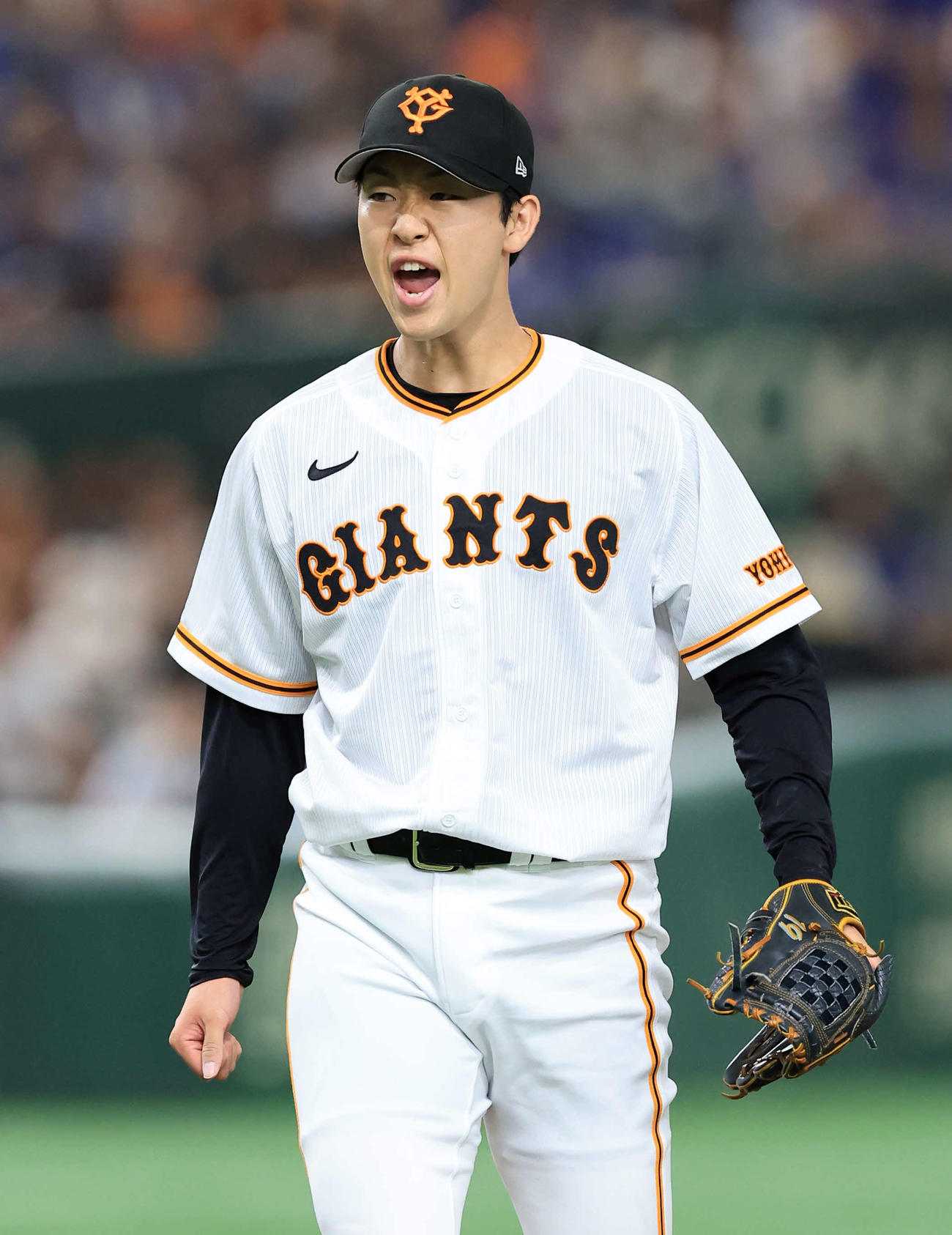 巨人対DeNA 2回表DeNAの攻撃を3人に仕留め、雄たけびを上げる山崎伊（撮影・浅見桂子）