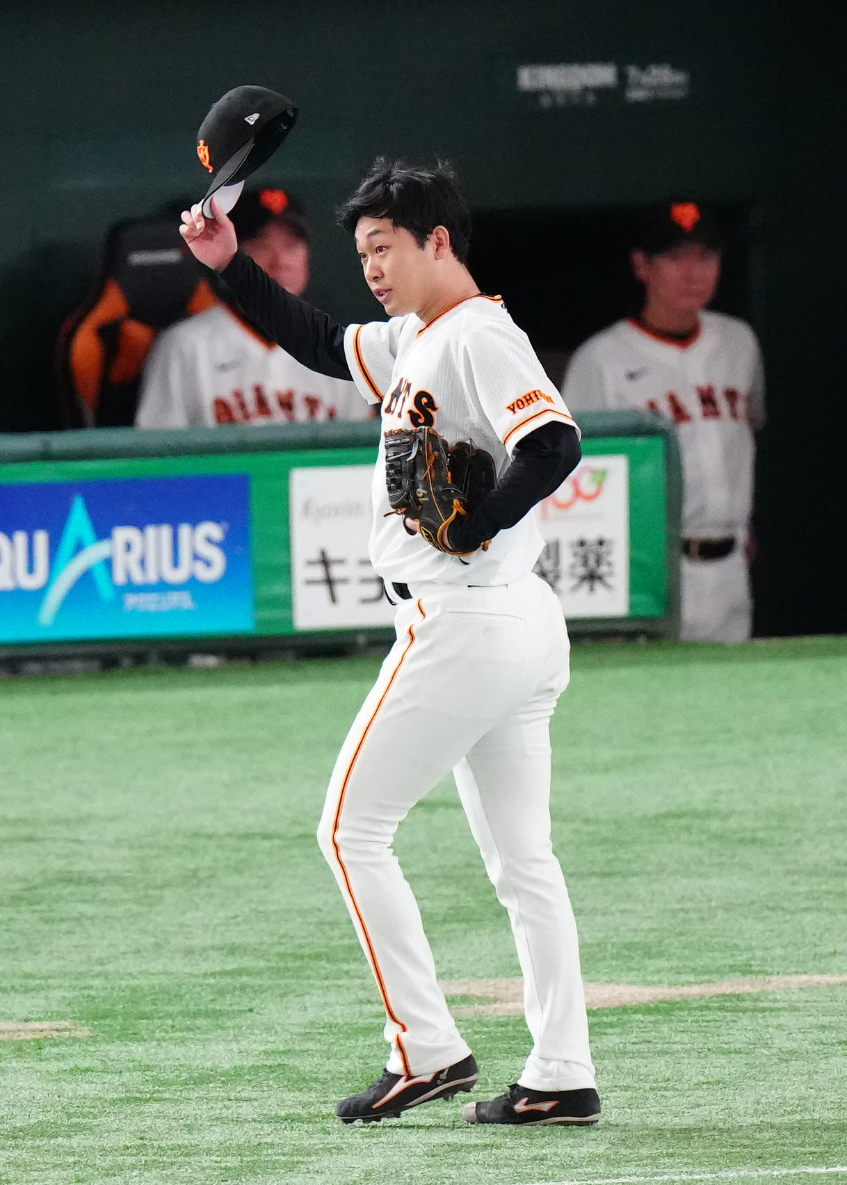 巨人対DeNA 3回表終了後、好捕した巨人二塁手吉川に感謝する先発の山崎伊（撮影・江口和貴）