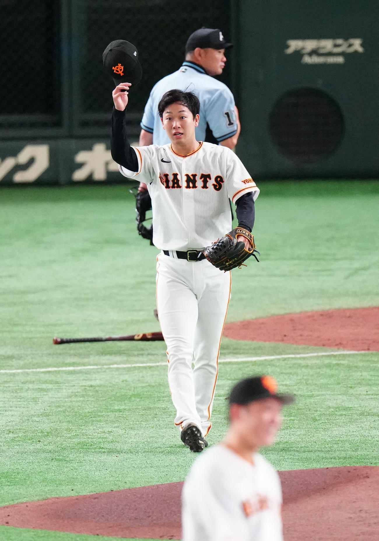 巨人対DeNA 4回表DeNA1死、二ゴロとなった関根の打球を好守した吉川に感謝する先発の山崎伊（撮影・江口和貴）