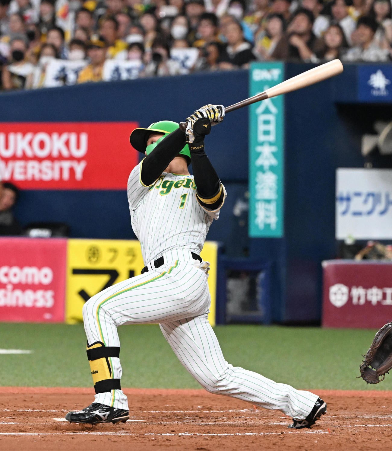 阪神対ヤクルト　3回裏阪神1死、左中間に二塁打を放つ森下（撮影・和賀正仁）