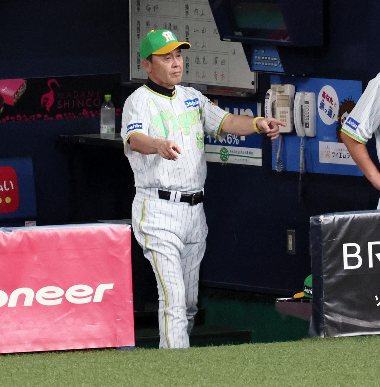 阪神対ヤクルト　3回裏阪神2死一、二塁、岡田監督は森下の三塁判定にリクエストする（撮影・加藤哉）