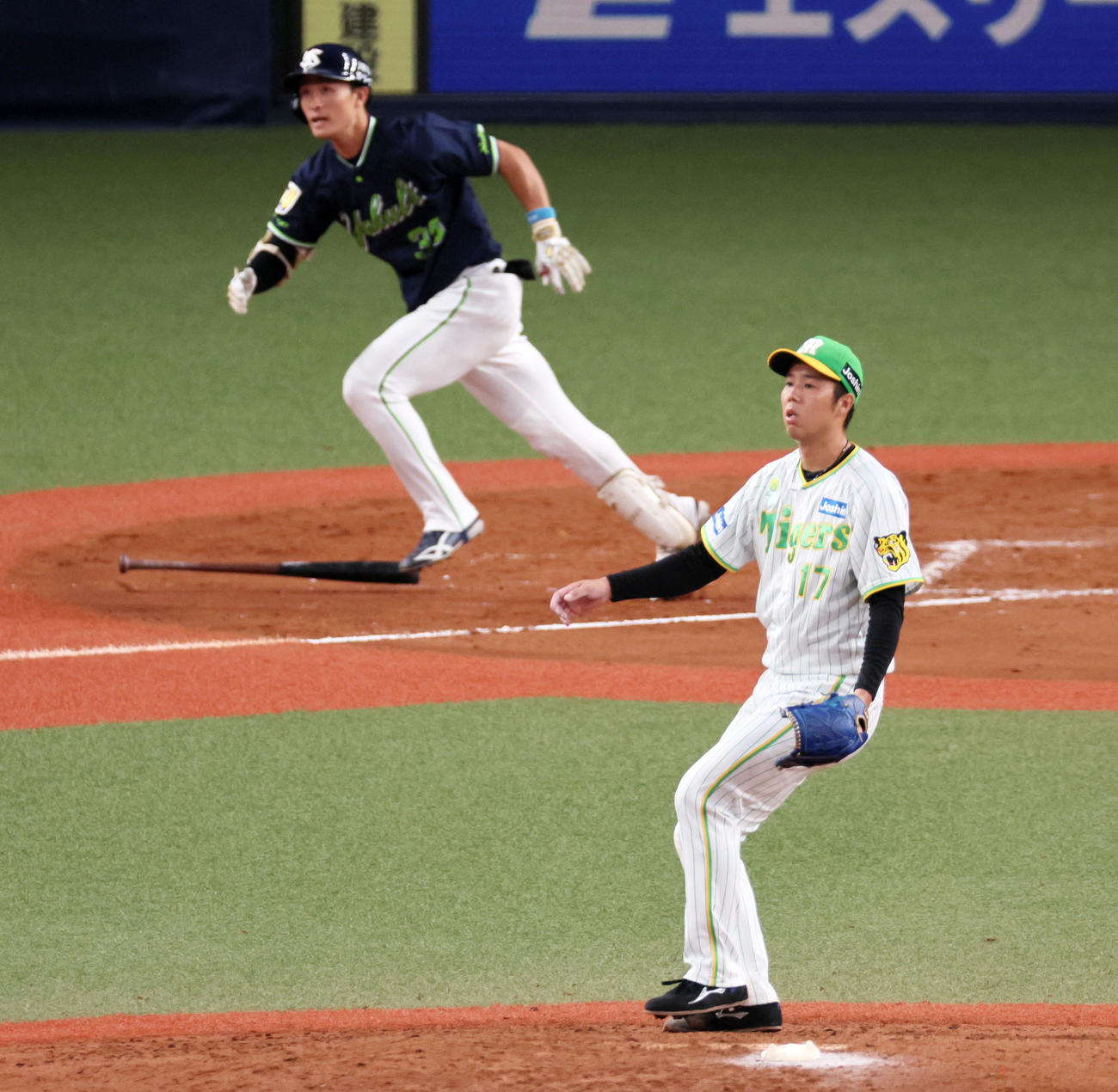 阪神対ヤクルト　5回表ヤクルト1死一、三塁、青柳は宮本に右犠飛を許し勝ち越される（撮影・加藤哉）