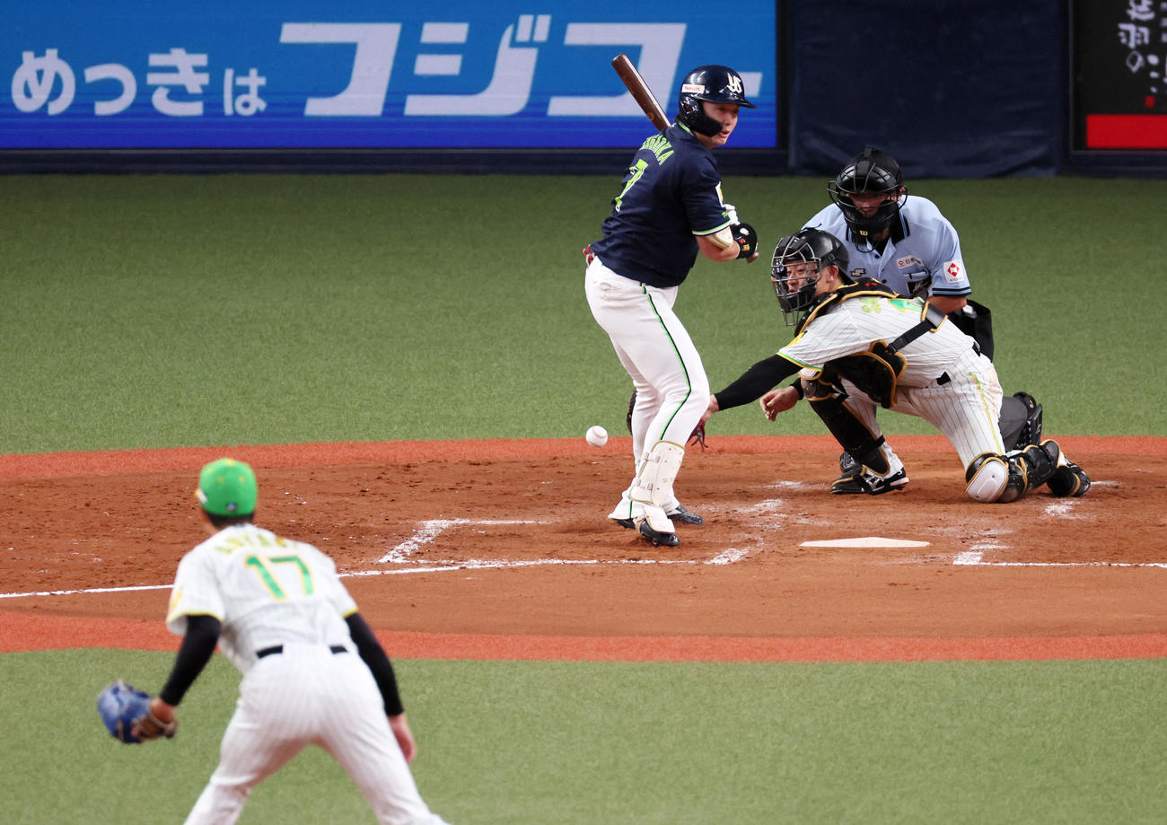 阪神対ヤクルト　4回表ヤクルト2死三塁、青柳は打者長岡のときワイルドピッチで失点する（撮影・加藤哉）