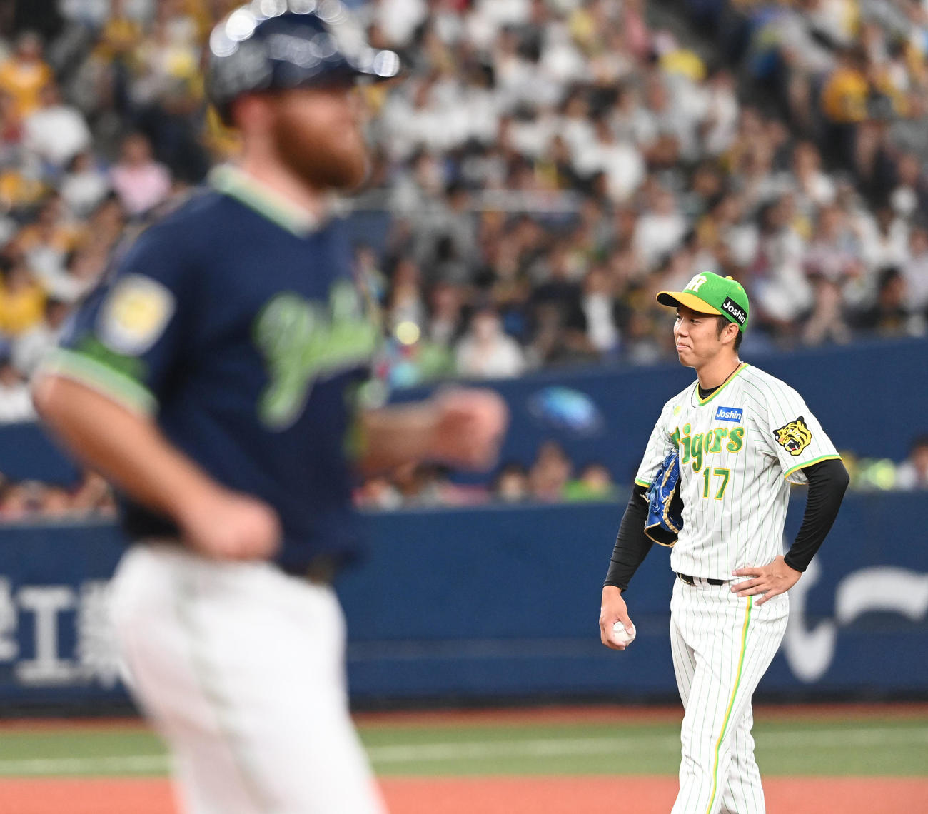阪神対ヤクルト　2回表ヤクルト2死満塁、サイスニードの押し出し四球判定に困惑の表情を見せる阪神先発の青柳（撮影・前岡正明）