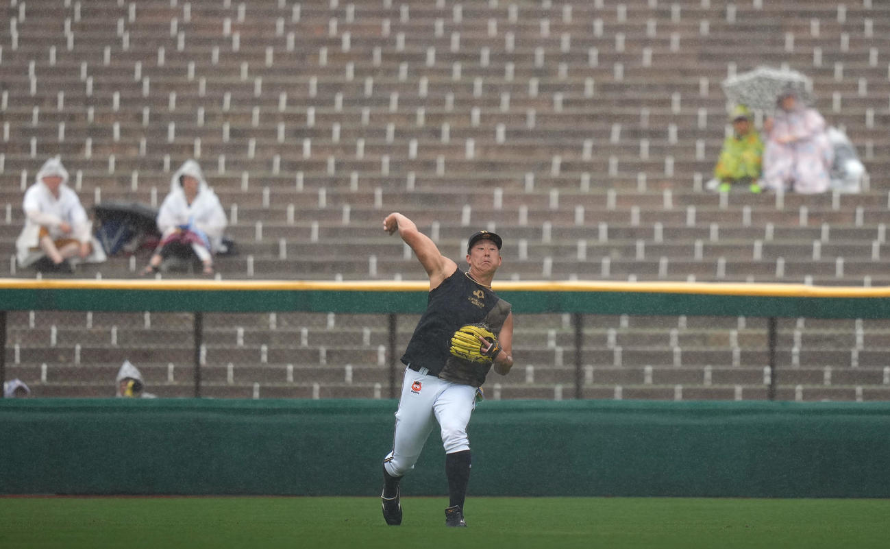 楽天対オリックス　試合前、雨の中、ノックを受ける杉本（撮影・狩俣裕三）
