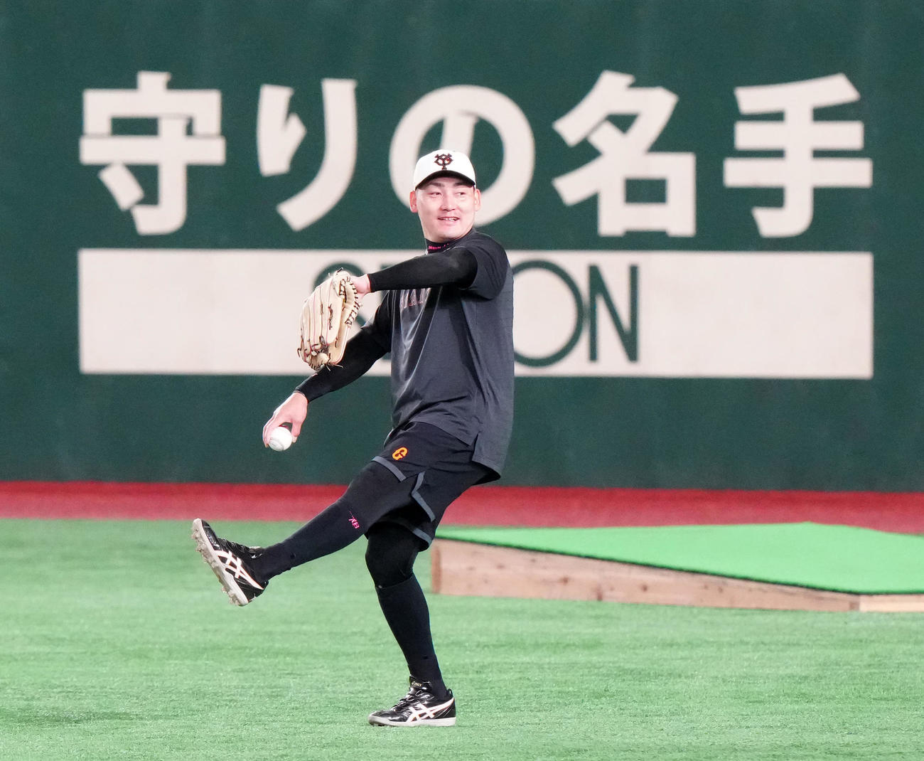 キャッチボールする巨人丸佳浩（2023年7月28日撮影）