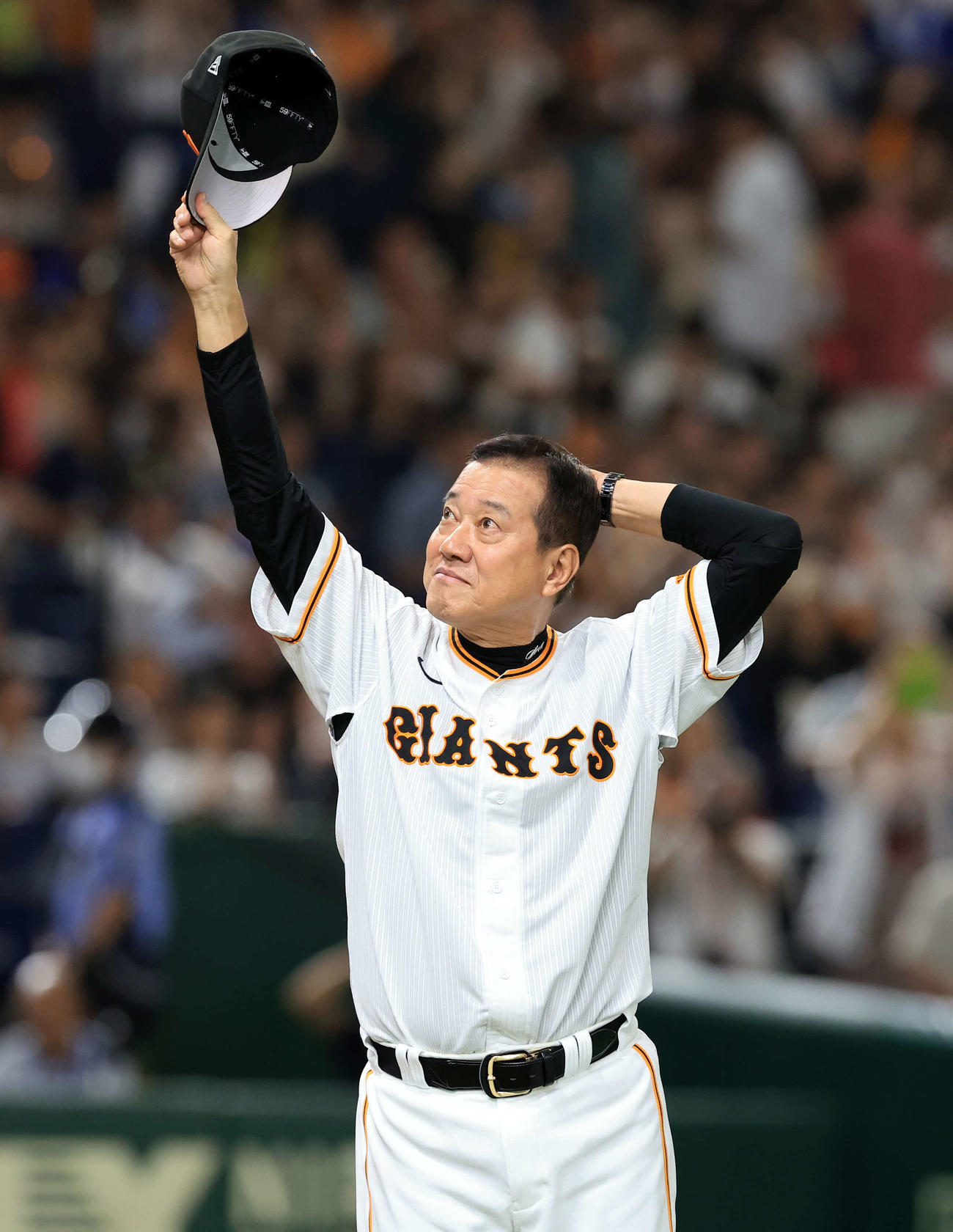 巨人対DeNA　連勝ストップでファンに手を振る巨人原監督（撮影・浅見桂子）