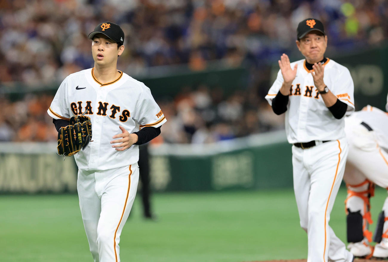 巨人対DeNA 8回表DeNA2死、打者佐野を迎える前、山崎伊（左）は原監督から降板告げられ、労いの拍手の中、引き揚げる（撮影・浅見桂子）