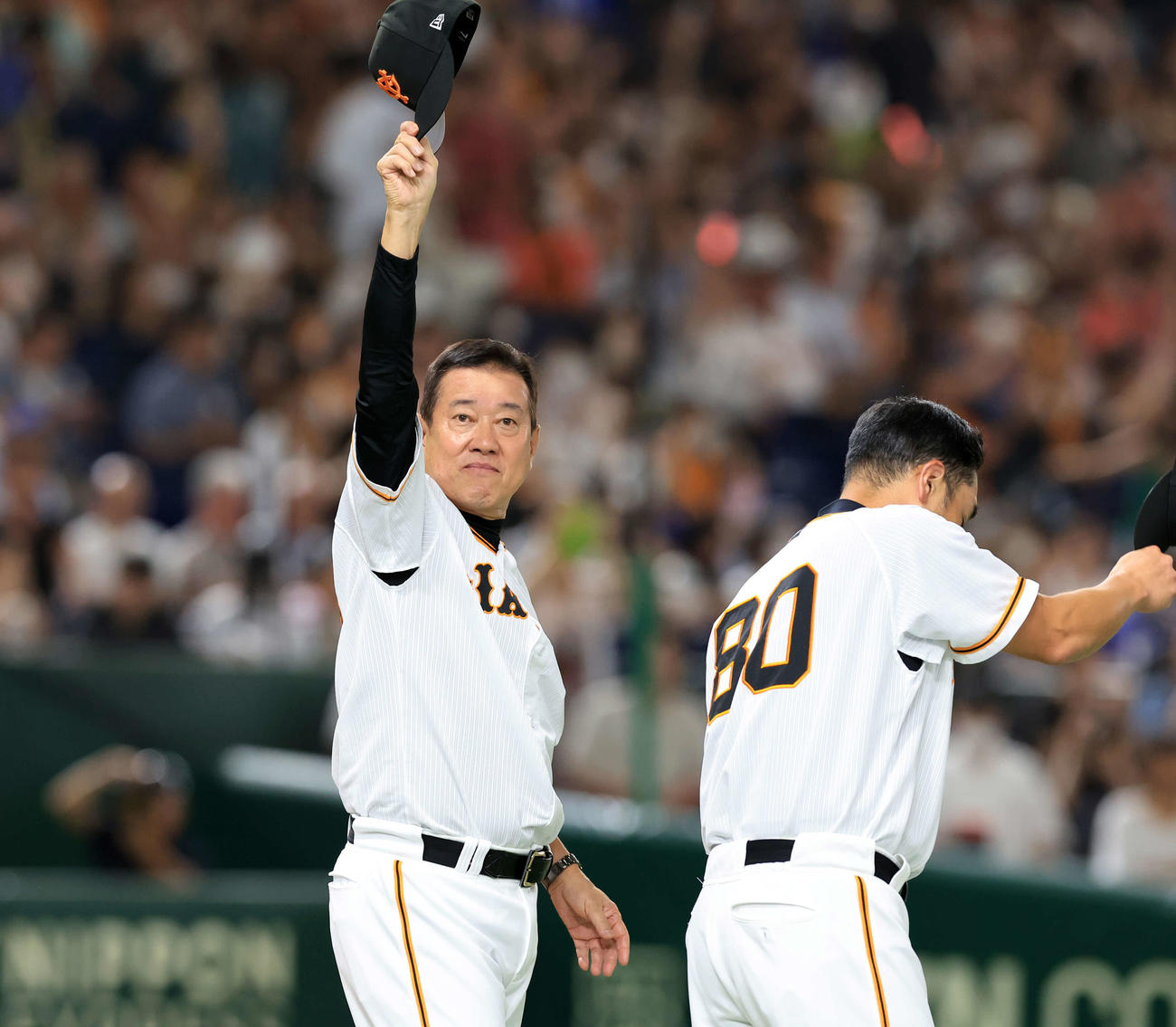 巨人対DeNA　連勝ストップでファンに手を振る巨人原監督（撮影・浅見桂子）