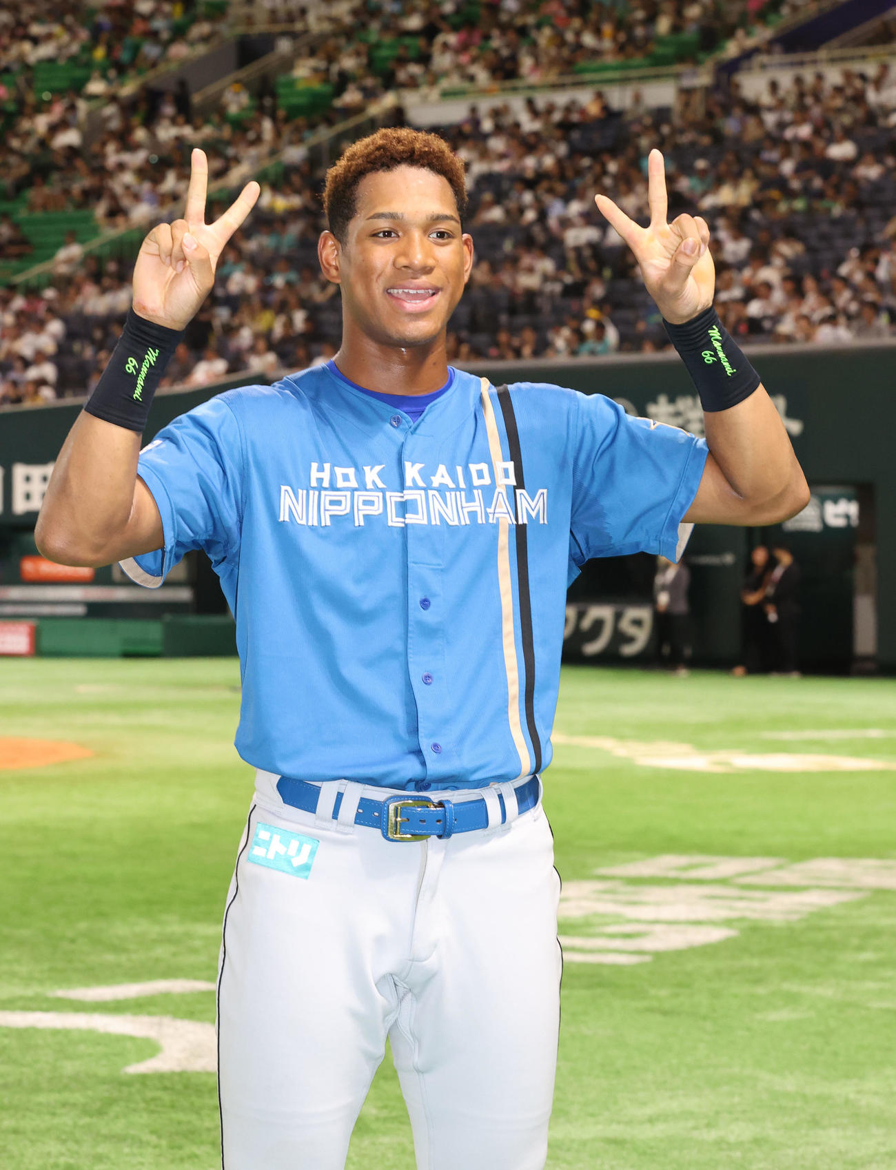 ソフトバンク対日本ハム　ヒーローの万波は笑顔（撮影・梅根麻紀）