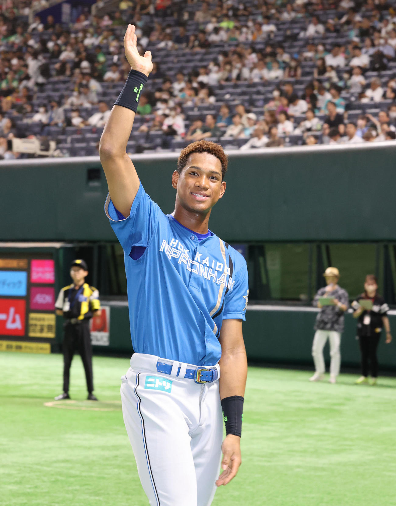 ソフトバンク対日本ハム　ヒーローの万波は笑顔（撮影・梅根麻紀）