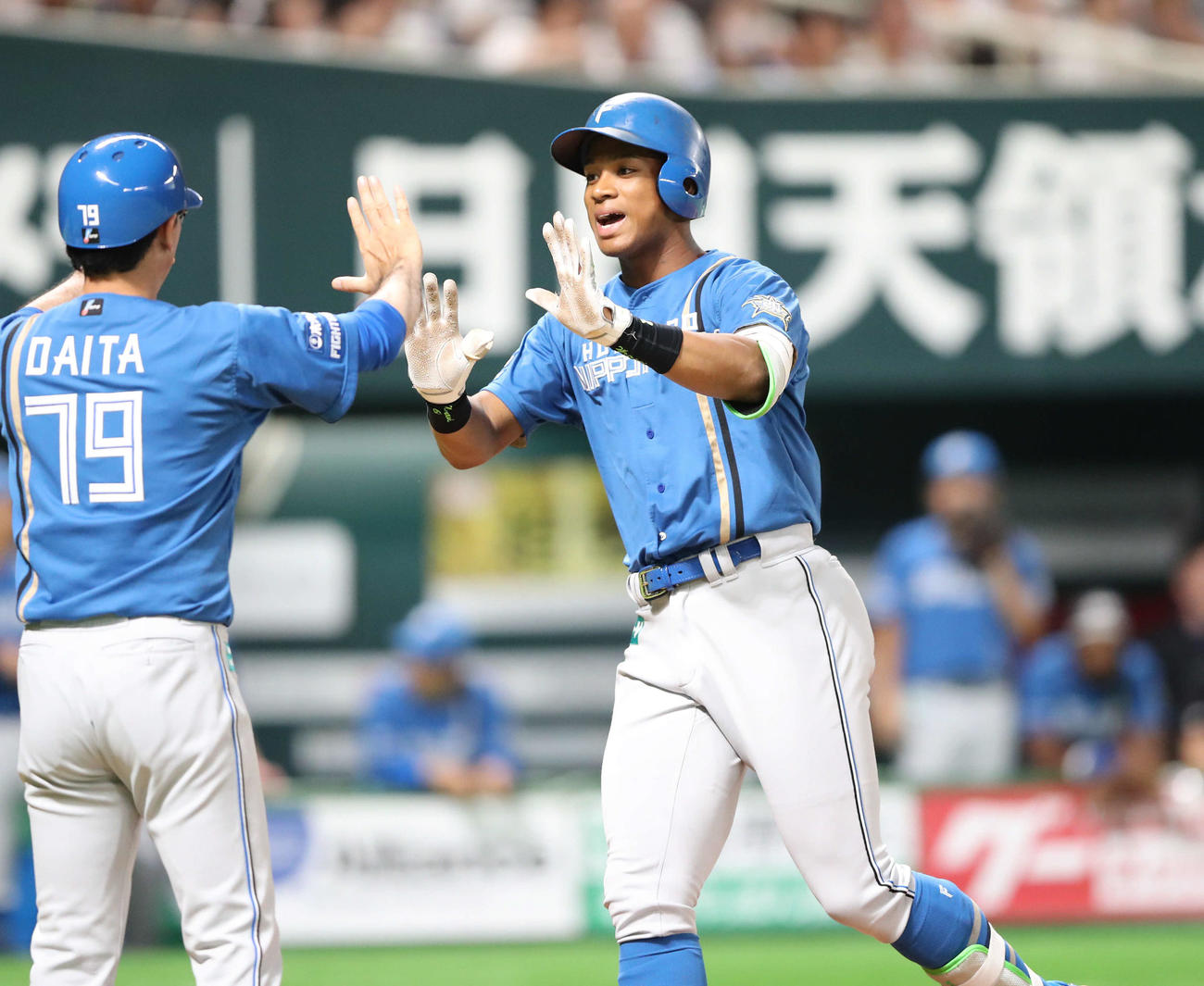 ソフトバンク対日本ハム　4回表日本ハム無死一塁、万波は中越え先制2点本塁打を放つ（撮影・梅根麻紀）