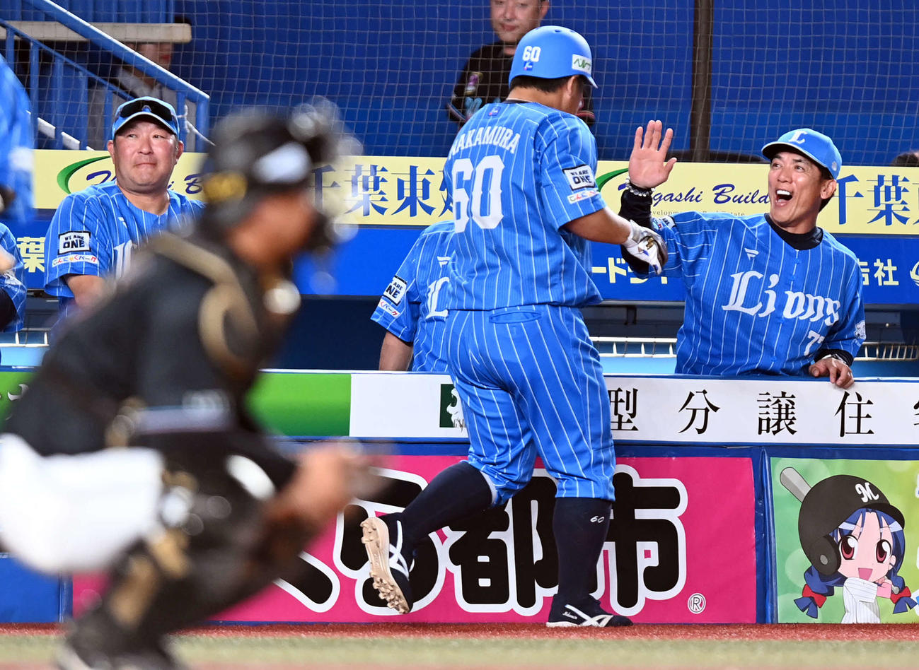 ロッテ対西武　7回表西武1死一塁、勝ち越しの2点本塁打を放った中村を迎える松井監督（撮影・たえ見朱実）