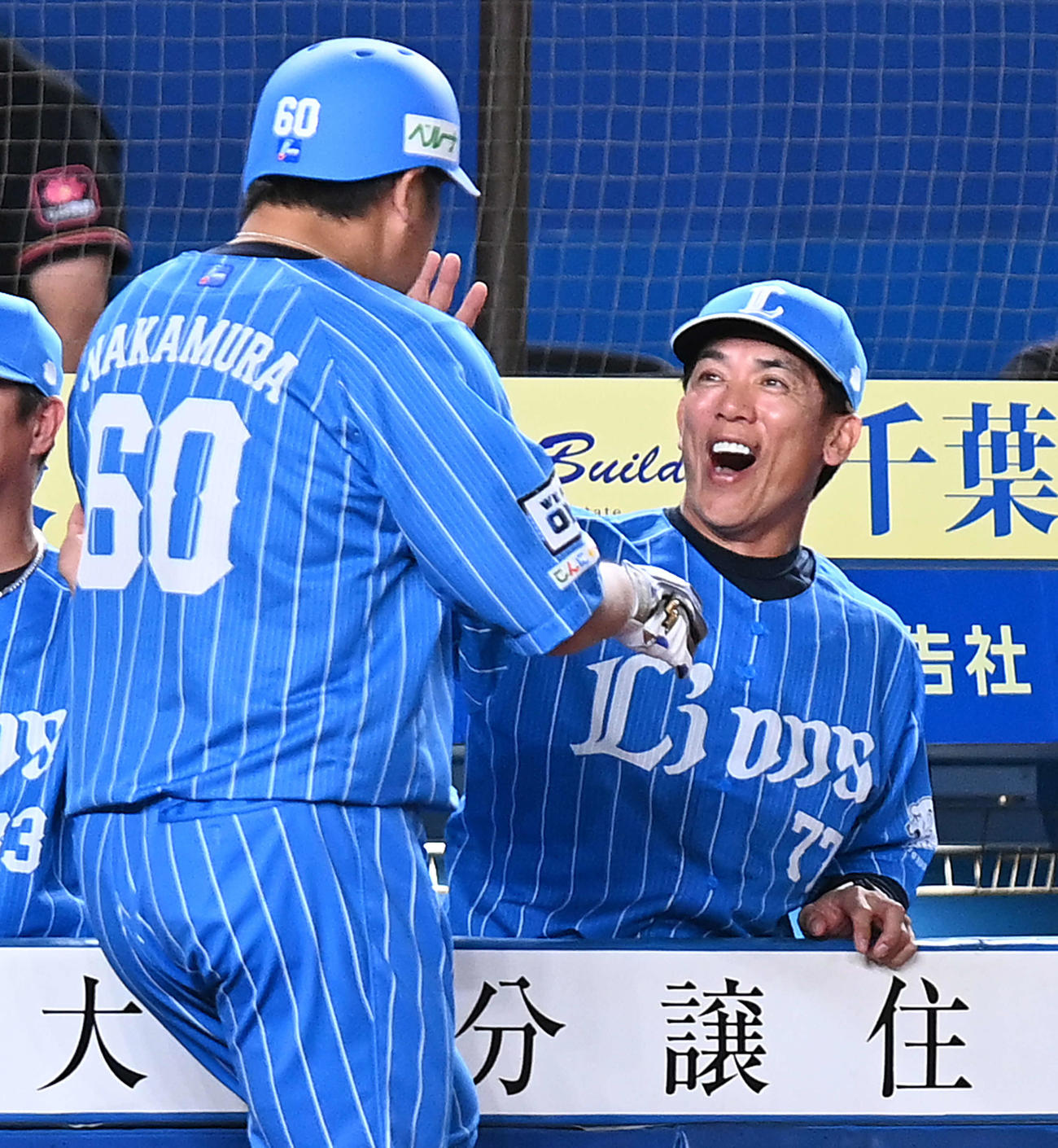 ロッテ対西武　7回表西武1死一塁、勝ち越しの2点本塁打を放った中村を迎える松井監督（撮影・たえ見朱実）