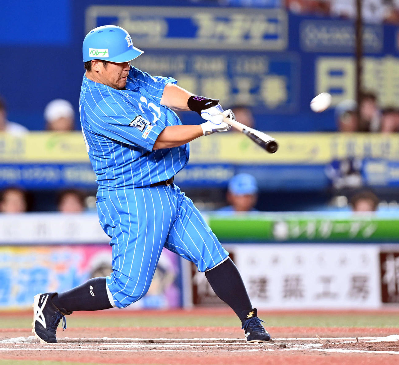 ロッテ対西武　7回表西武1死一塁、左越えに勝ち越しの2点本塁打を放つ中村（撮影・たえ見朱実）