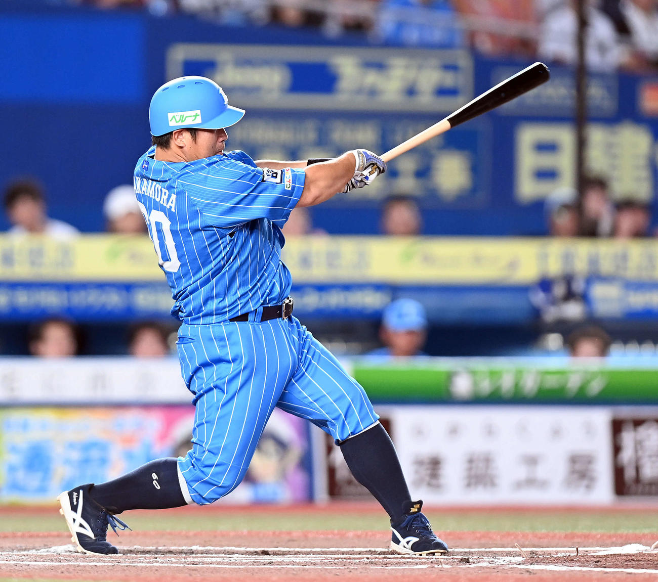 ロッテ対西武　7回表西武1死一塁、左越えに勝ち越しの2点本塁打を放つ中村（撮影・たえ見朱実）