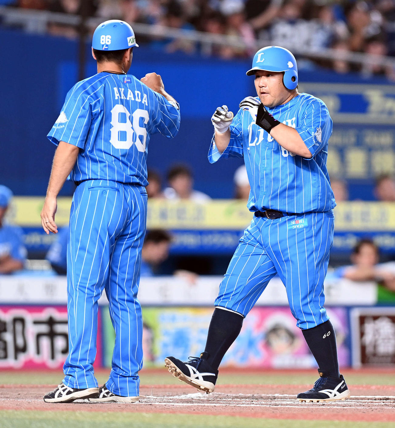 ロッテ対西武　7回表西武1死一塁、左越えに勝ち越しの2点本塁打を放った中村（撮影・たえ見朱実）