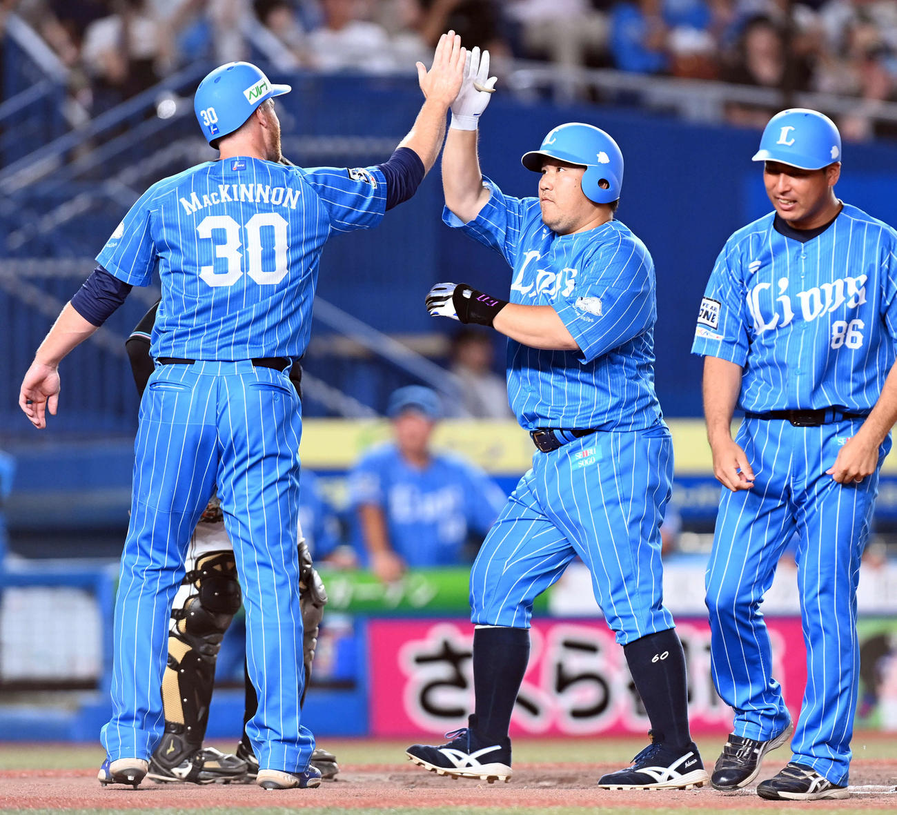 ロッテ対西武　7回表西武1死一塁、左越えに勝ち越しの2点本塁打を放ちマキノンに迎えられる中村（撮影・たえ見朱実）