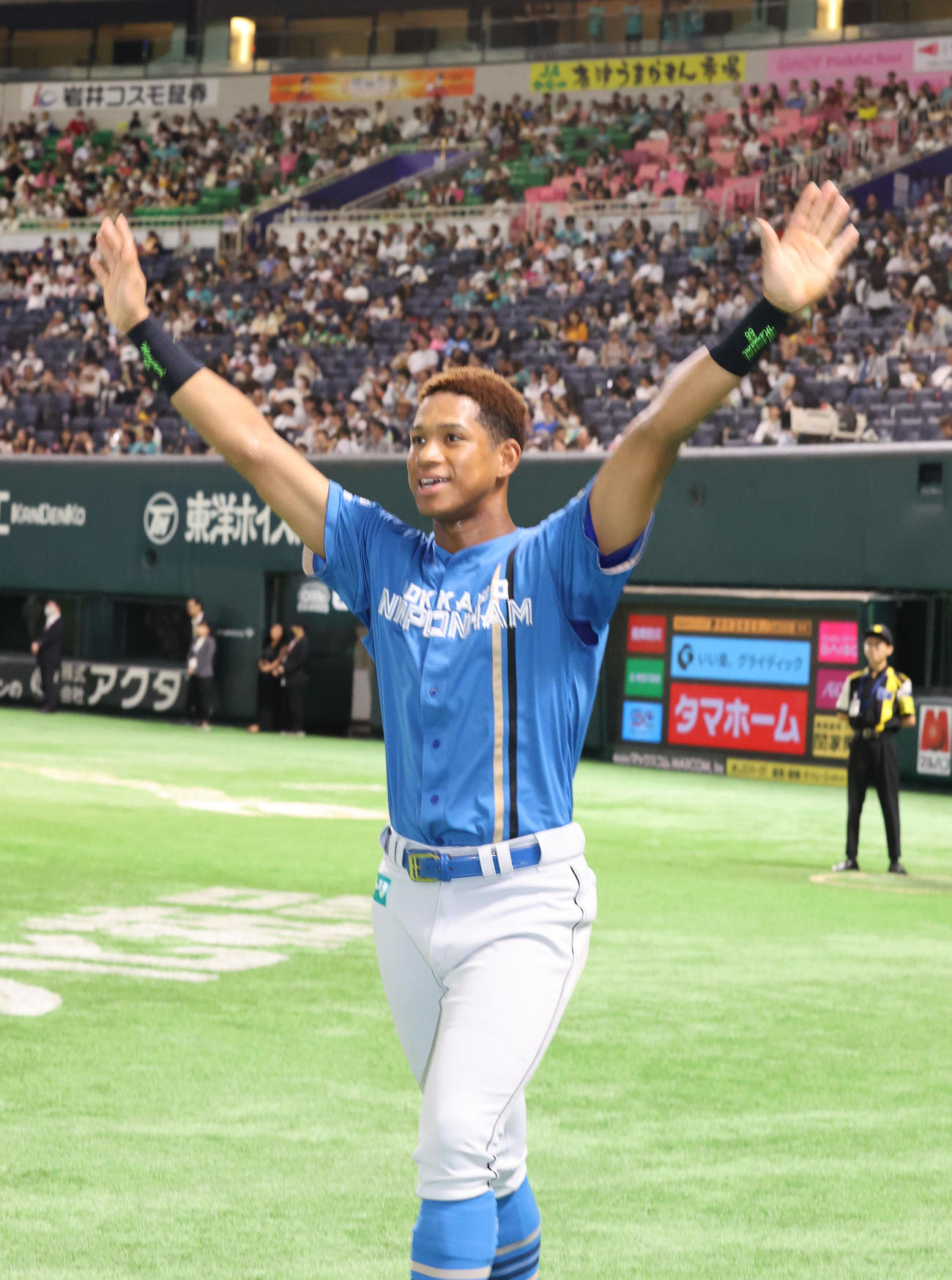 ソフトバンク対日本ハム　ヒーローの万波は笑顔（撮影・梅根麻紀）