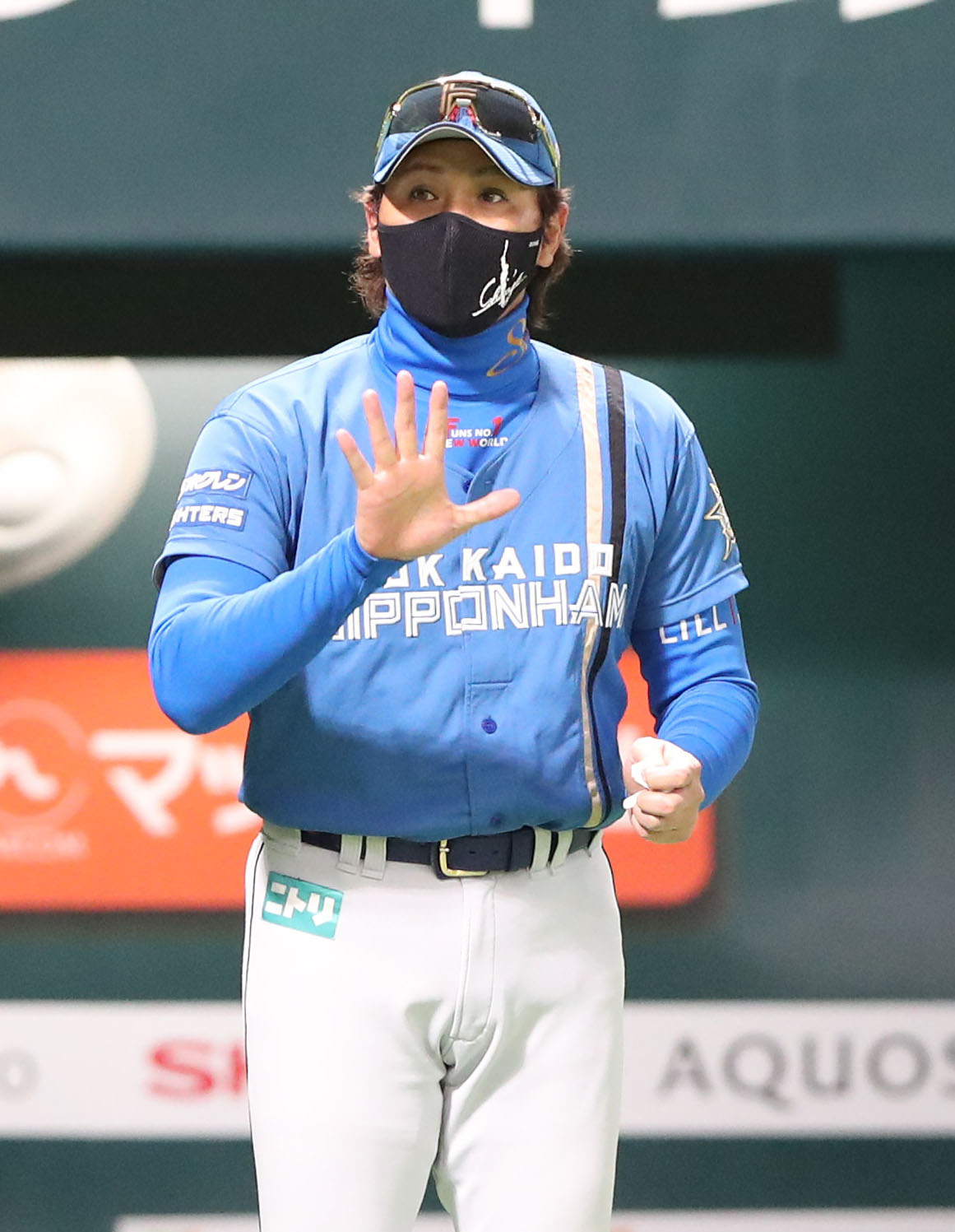 ソフトバンク対日本ハム　イニングの合間に選手交代を審判に告げる新庄監督（撮影・梅根麻紀）