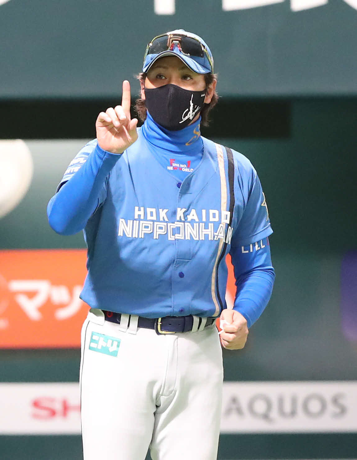 ソフトバンク対日本ハム　イニングの合間に選手交代を審判に告げる新庄監督（撮影・梅根麻紀）