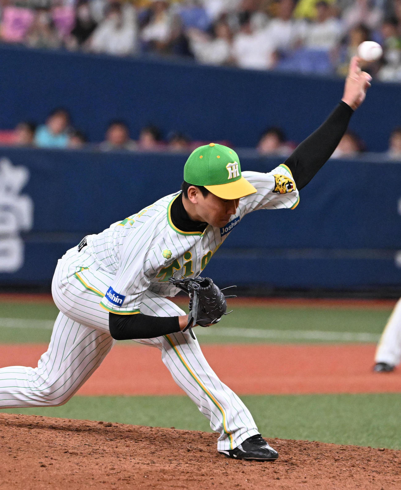 阪神対ヤクルト　10回に登板する阪神岩崎（撮影・和賀正仁）