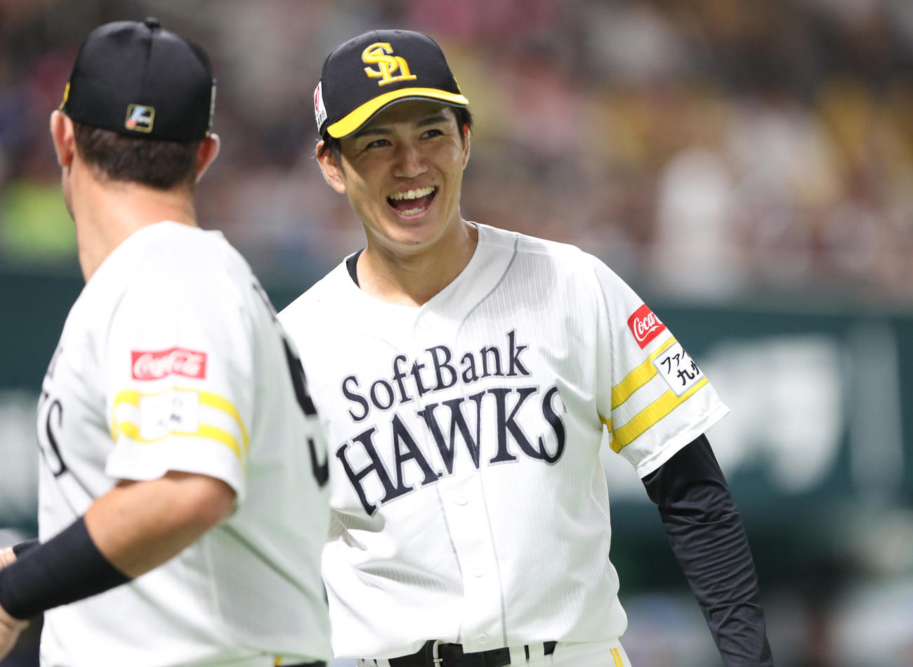 ソフトバンク対日本ハム　先発の高橋礼は1回を投げ終え笑顔（撮影・梅根麻紀）