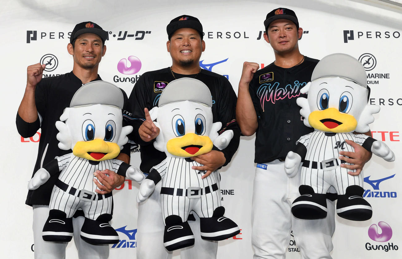 ロッテ対西武　西武に勝利し笑顔で記念撮影に納まる、左からロッテ荻野、沢田、佐藤都（撮影・たえ見朱実）