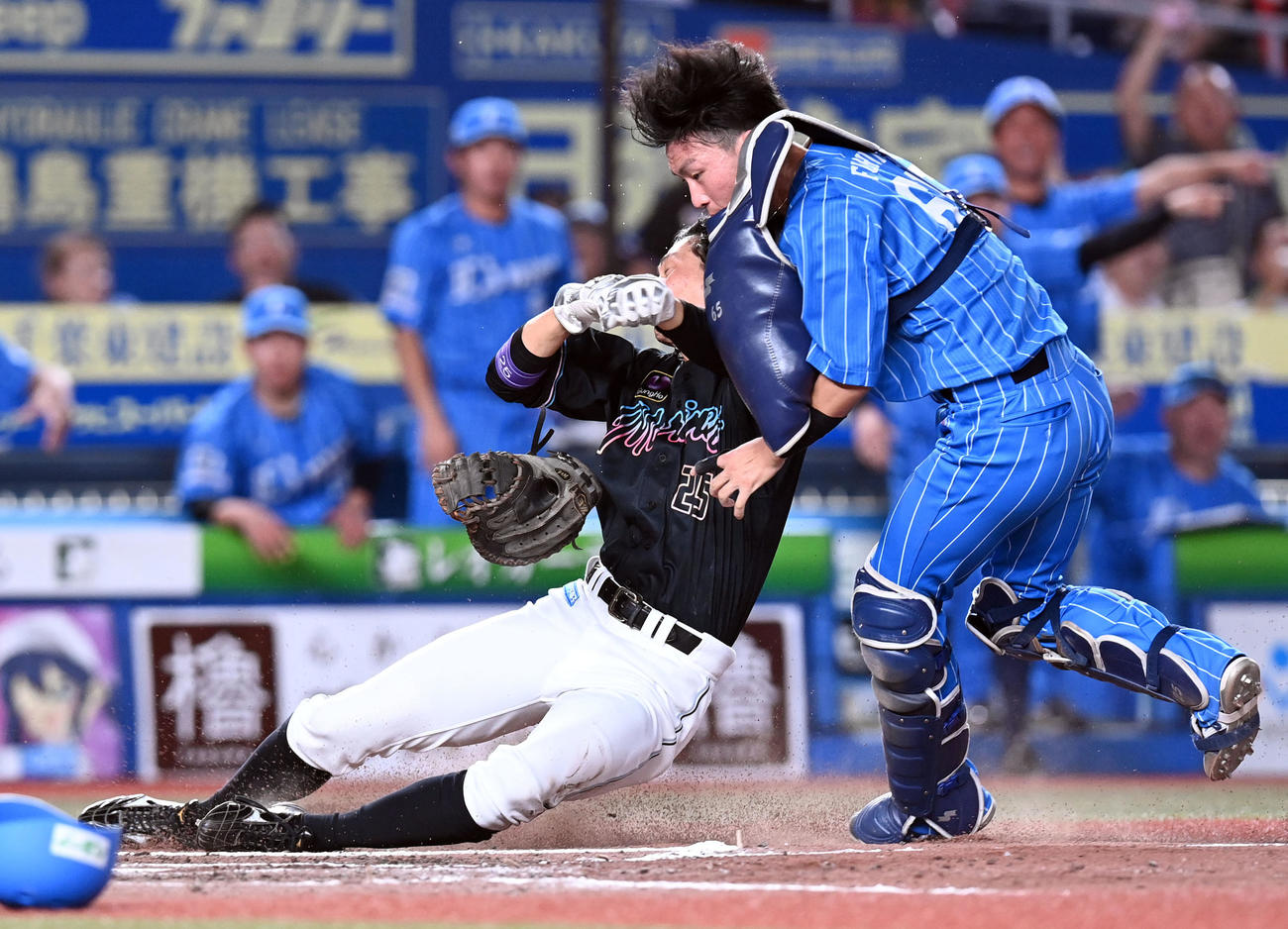 ロッテ対西武　9回裏ロッテ1死二、三塁、荻野の中犠飛で生還する代打岡。右は捕手古市（撮影・たえ見朱実）